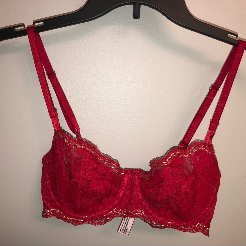 Victoria’s Secret Push Up Underwire Bra no padding Red with Gold Accents 32D